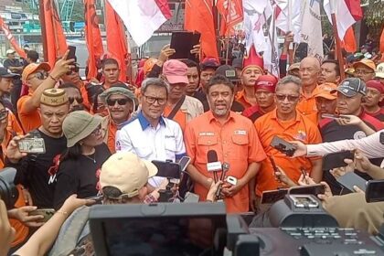 Presiden KSPI, Said Iqbal saat memberikan keterangan pada wartawan di kawasan Patung Kuda, Jakpus.(foto sofian/ipol.id)