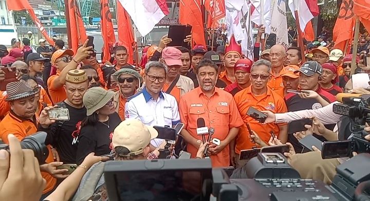 Presiden KSPI, Said Iqbal saat memberikan keterangan pada wartawan di kawasan Patung Kuda, Jakpus.(foto sofian/ipol.id)