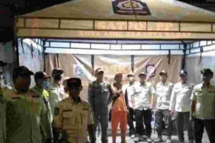 Petugas gabungan TNI-Polri dan Satpol PP saat berada di posko keamanan RTH Kalijodoh.(foto dok pemprov)