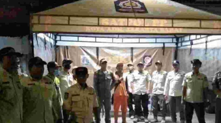 Petugas gabungan TNI-Polri dan Satpol PP saat berada di posko keamanan RTH Kalijodoh.(foto dok pemprov)