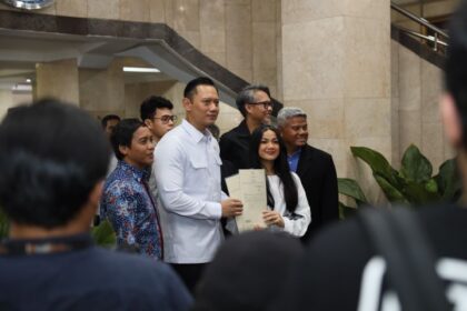 nteri Agraria dan Tata Ruang/Kepala Badan Pertanahan Nasional (ATR/BPN), Agus Harimurti Yudhoyono (AHY) menyerahkan dua sertipikat tanah milik keluarga Nirina Zubir di Kantor Kementerian ATR/BPN, Jakarta, Rabu (29/5/2024).