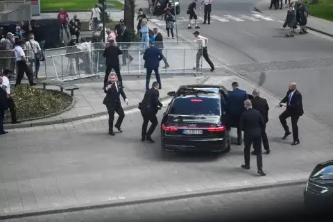 PM Slovakia Robert Fico diberondong tembakan oleh pria bersenjata usai rapat kabinet pada Rabu. Meski jadi pemimpin negara NATO, Fico dianggap sebagai kawan Rusia. Foto/REUTERS