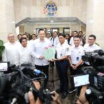 Menteri ATR/BPN Agus Harimurti Yudhoyono (AHY) menyerahkan dua Sertipikat Hak Pengelolaan (HPL) kepada Direktur Utama PT Kereta Api Indonesia (KAI) Persero di Kantor Kementerian ATR/BPN, pada Kamis (30/05/2024). Foto: Ist