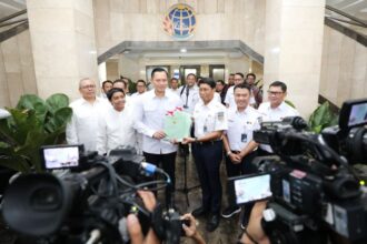 Menteri ATR/BPN Agus Harimurti Yudhoyono (AHY) menyerahkan dua Sertipikat Hak Pengelolaan (HPL) kepada Direktur Utama PT Kereta Api Indonesia (KAI) Persero di Kantor Kementerian ATR/BPN, pada Kamis (30/05/2024). Foto: Ist