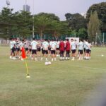 Timnas Indonesia melakukan latihan perdana jelang Kualifikasi Piala Dunia 2026 zona Asia. Sejumlah pemain yang berkarier di luar negeri sudah mulai ikut Latihan. Foto/PSSI