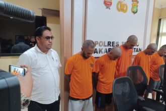 Polres Metro Jakarta Selatan meringkus lima tersangka yang terlibat kasus penganiayaan dan kepemilikan senjata tajam (sajam) dan tumpul. Dalam gelaran kasusnya kepolisian menghadirkan para tersangka berikut barang bukti sajam di Mapolres, Rabu (15/5) sore. Foto: Joesvicar Iqbal/ipol.id