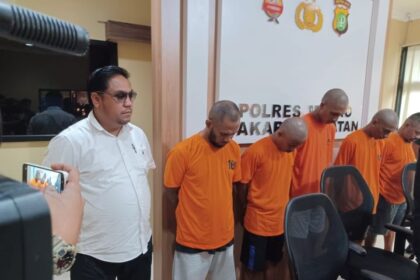 Polres Metro Jakarta Selatan meringkus lima tersangka yang terlibat kasus penganiayaan dan kepemilikan senjata tajam (sajam) dan tumpul. Dalam gelaran kasusnya kepolisian menghadirkan para tersangka berikut barang bukti sajam di Mapolres, Rabu (15/5) sore. Foto: Joesvicar Iqbal/ipol.id