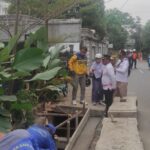 Wali Kota Jakarta Timur, M. Anwar, didampingi Camat Cipayung, Panangaran Ritonga, Kasatpel Sumber Daya Air (SDA) Kecamatan Cipayung, Dian Kartika, dan Lurah Ceger, Suratno saat monitoring perbaikan turap longsor pada saluran air di Jalan Manunggal 2, RT 01 RW 01, Kelurahan Ceger, Kecamatan Cipayung, Selasa (14/5). Foto: Ist