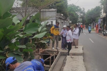 Wali Kota Jakarta Timur, M. Anwar, didampingi Camat Cipayung, Panangaran Ritonga, Kasatpel Sumber Daya Air (SDA) Kecamatan Cipayung, Dian Kartika, dan Lurah Ceger, Suratno saat monitoring perbaikan turap longsor pada saluran air di Jalan Manunggal 2, RT 01 RW 01, Kelurahan Ceger, Kecamatan Cipayung, Selasa (14/5). Foto: Ist