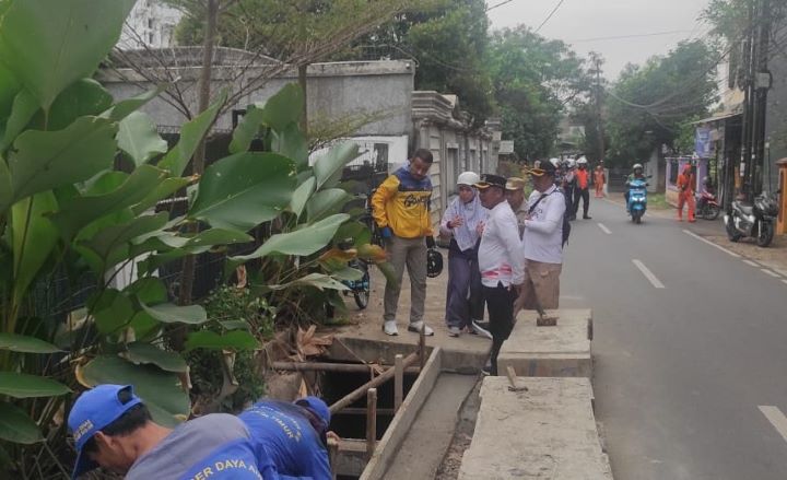 Wali Kota Jakarta Timur, M. Anwar, didampingi Camat Cipayung, Panangaran Ritonga, Kasatpel Sumber Daya Air (SDA) Kecamatan Cipayung, Dian Kartika, dan Lurah Ceger, Suratno saat monitoring perbaikan turap longsor pada saluran air di Jalan Manunggal 2, RT 01 RW 01, Kelurahan Ceger, Kecamatan Cipayung, Selasa (14/5). Foto: Ist