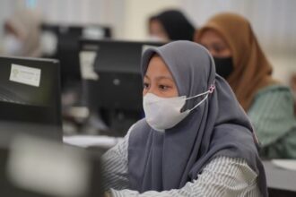 Sejumlah peserta mengikuti Ujian Tulis Berbasis Komputer-Seleksi Nasional Berdasarkan Tes (UTBK-SNBT) 2024 gelombang pertama untuk Universitas Padjajaran (Unpad) yang diadakan di UIN Bandung. Foto: Kemenag