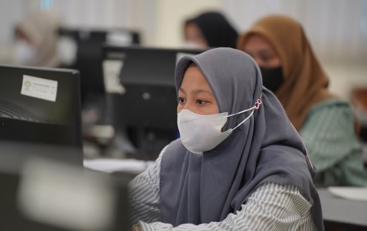 Sejumlah peserta mengikuti Ujian Tulis Berbasis Komputer-Seleksi Nasional Berdasarkan Tes (UTBK-SNBT) 2024 gelombang pertama untuk Universitas Padjajaran (Unpad) yang diadakan di UIN Bandung. Foto: Kemenag