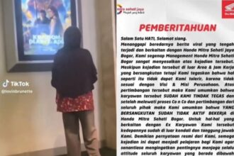 Seorang ibu yang tengah melihat sebuah poster film dan ditertawakan oleh dua wanita. Foto: TikTok @lovinbrunette (tangkap layar)