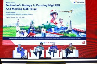 Direktur Utama Pertamina Persero Nicke Widyawati (paling kiri) saat menjadi panelis dalam sharing session CEO Forum Acara The 48th Indonesian Petroleum Association (IPA) Convention & Exhibition pada Selasa (14/5/2024). Foto: Dok Pertamina