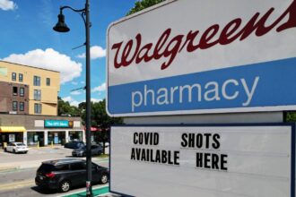 Apotek Wallgreens di Somerville, Massachussets, 14 Agustus 2023. Foto: Brian Snyder/Reuters