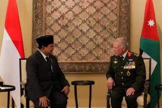 Menteri Pertahanan Prabowo Subianto (kiri) bertemu dengan Raja Yordania Abdullah II bin Al-Hussein di Amman, Yordania, pada 10 Juni 2024. Foto: Kemenhan