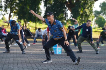 Pj Gubernur Sulsel, Prof Zudan saat melakukan senam, bersama jajaran di Pemda Sulsel. Foto: dok humas