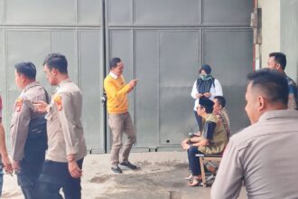 Pihak kepolisian dari Polres Jakarta Utara, TNI, KPU Jakarta Utara dan pihak lainya melakukan penjagaan gudang logistik KPU Jakarta Utara.(foto Sofian/ipol.id