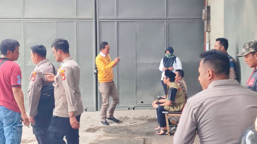 Pihak kepolisian dari Polres Jakarta Utara, TNI, KPU Jakarta Utara dan pihak lainya melakukan penjagaan gudang logistik KPU Jakarta Utara.(foto Sofian/ipol.id