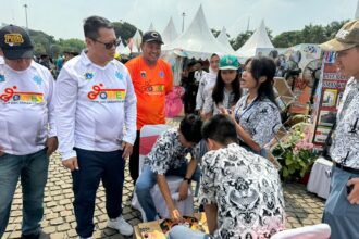 Plt. Dinas Pendidikan Provinsi DKI Jakarta, Budi Awaluddin saat berbincang dengan pelajar pada Expo Pendidikan, Memperingati Hari Ulang Tahun (HUT) ke-497 Kota Jakarta di Monas, Jakarta Pusat, Minggu (9/6/2024). Foto: Ist