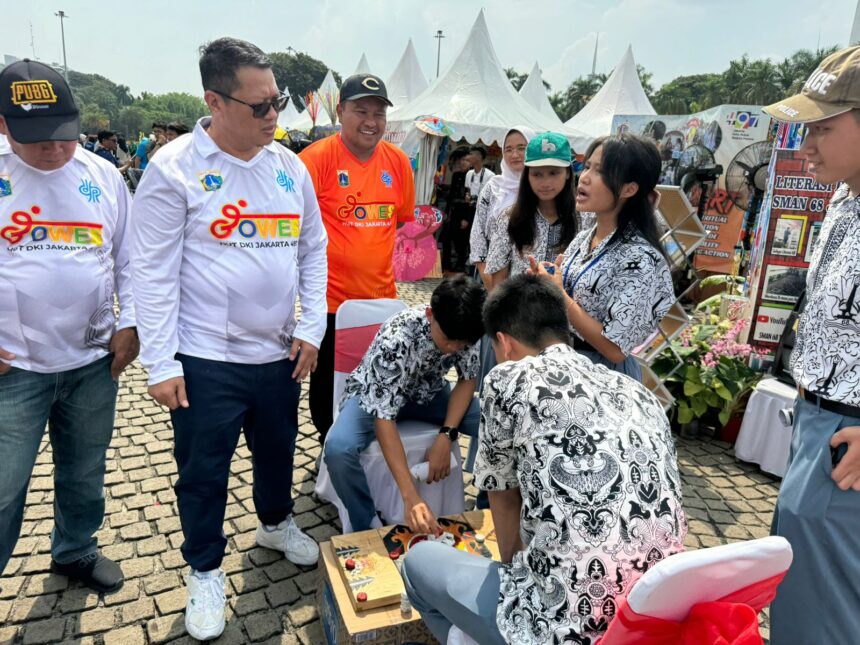 Plt. Dinas Pendidikan Provinsi DKI Jakarta, Budi Awaluddin saat berbincang dengan pelajar pada Expo Pendidikan, Memperingati Hari Ulang Tahun (HUT) ke-497 Kota Jakarta di Monas, Jakarta Pusat, Minggu (9/6/2024). Foto: Ist