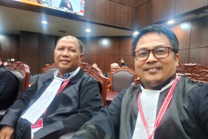 Nasrullah (kiri), Kuasa hukum caleg incumbent, Neneng Hasanah. Foto: Ist