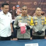 Kapolres Metro Jakarta Timur, Kombes Pol Nicolas Ary Lilipaly (tengah) didampingi Kasat Reskrim, Kanit PPA, Humas dan Kapolsek Cipayung dalam kasus pencabulan tersangka ayah tiri, menunjukkan barang bukti celana korban di Mapolres, Selasa (4/6/2024). Foto: Joesvicar Iqbal/ipol.id