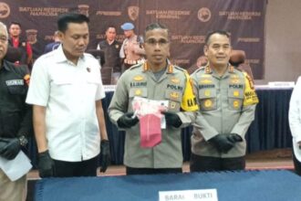 Kapolres Metro Jakarta Timur, Kombes Pol Nicolas Ary Lilipaly (tengah) didampingi Kasat Reskrim, Kanit PPA, Humas dan Kapolsek Cipayung dalam kasus pencabulan tersangka ayah tiri, menunjukkan barang bukti celana korban di Mapolres, Selasa (4/6/2024). Foto: Joesvicar Iqbal/ipol.id