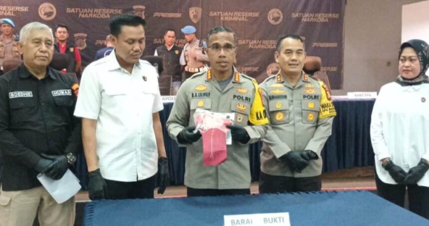 Kapolres Metro Jakarta Timur, Kombes Pol Nicolas Ary Lilipaly (tengah) didampingi Kasat Reskrim, Kanit PPA, Humas dan Kapolsek Cipayung dalam kasus pencabulan tersangka ayah tiri, menunjukkan barang bukti celana korban di Mapolres, Selasa (4/6/2024). Foto: Joesvicar Iqbal/ipol.id