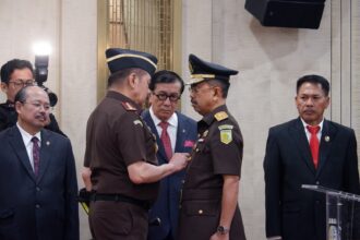 Jaksa Agung ST Burhanuddin saat melantik Jampidum Asep Nana Mulyana di Gedung Utama Kejaksaan Agung, Jakarta, Selasa (11/6/2024). Foto: Puspenkum Kejaksaan Agung