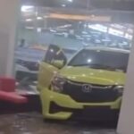 Honda Brio menabrak kaca showroom di Palembang, Sumatera Selatan. Foto: IG, @lambe_turah