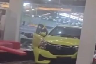 Honda Brio menabrak kaca showroom di Palembang, Sumatera Selatan. Foto: IG, @lambe_turah