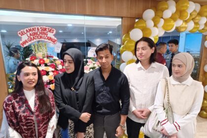 Sejumlah artis ternama, Ayushita, Fairuz A Rafiq dan suami Sonny Septian, Roger Danuarta dan isteri Cut Meyriska saat menghadiri acara peresmian Immigration Lounge, unit layanan keimigrasian Kantor Imigrasi Kelas I Khusus Non TPI Jakarta Selatan di Pondok Indah Mall 3, pada Senin (10/6/2024). Foto: Joesvicar Iqbal/ipol.id
