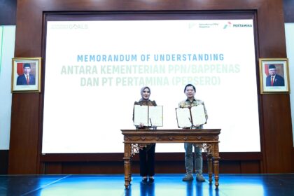 Direktur Utama PT Pertamina (Persero), Nicke Widyawati bersama Menteri Perencanaan Pembangunan Nasional (PPN)/ Badan Perencanaan Pembangunan Nasional (Bappenas), Suharso Monoarfa melakukan penadatanganan Mou dalam acara penandatanganan MoU dan Perjanjan Kerja Sama (PKS) PT Pertamina (Persero) dengan Kementerian Perencanaan Pembangunan Nasional (PPN)/ Badan Perencanaan Pembangunan Nasional (Bappenas) yang diselenggarakan di Gedung Kementerian PPN/ Bappenas, Jakarta, Senin, (10/6/2024). Foto: Pertamina
