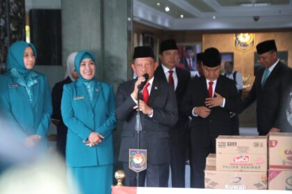 Mendagri saat menyaksikan penyerahan 15.120 pak minyak goreng murah dari GIMNI kepada Ketua Umum TP PKK di Lobi Gedung A Kementerian Dalam Negeri (Kemendagri), Jakarta, Rabu (19/6/2024).