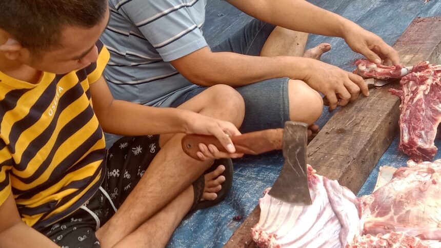 Sejumlah warga saat berpatisipasi dalam pemotongan hewan kurban. Foto: sofian/ipol.id