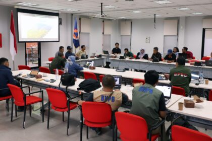 BNPB) melakukan pertemuan koordinasi untuk mempersiapkan pemasangan sistem peringan dini atau early warning system (EWS) wilayah Sumatra Barat pada Minggu (9/6/2024) di UPT BNPB Kota Padang. Foto: Ist