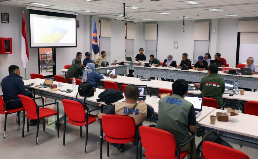 BNPB) melakukan pertemuan koordinasi untuk mempersiapkan pemasangan sistem peringan dini atau early warning system (EWS) wilayah Sumatra Barat pada Minggu (9/6/2024) di UPT BNPB Kota Padang. Foto: Ist