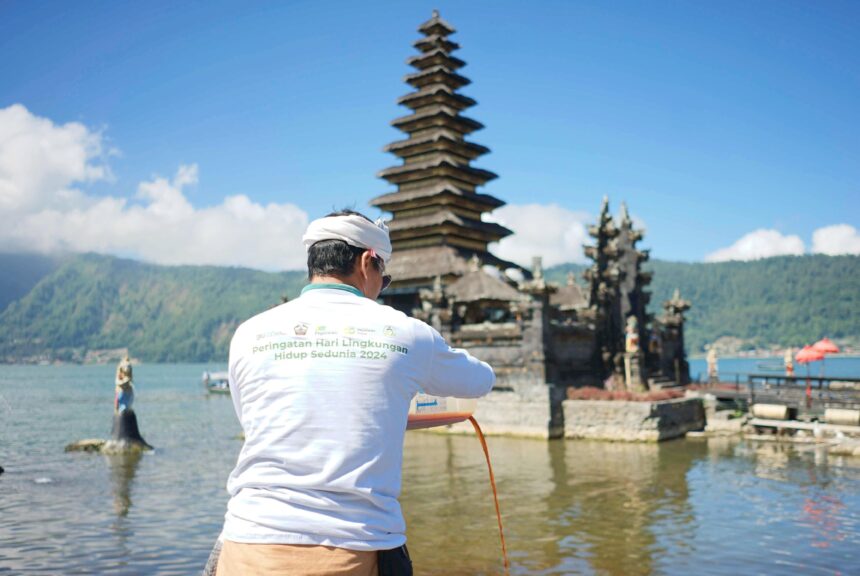 Pegadaian sebarkan eco enzyme di Danau Batur Bali sebagai bentuk kepedulian kesehatan lingkungan. Foto: Ist