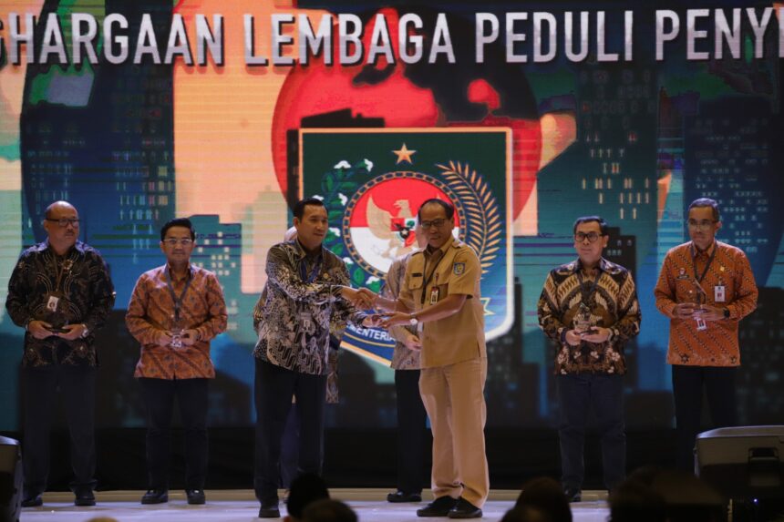 Kementerian Dalam Negeri (Kemendagri) menerima Penghargaan Lembaga Peduli Penyiaran dari Komisi Penyiaran Indonesia (KPI), Senin (24/6/2024).