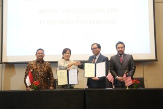 PT Pertamina Bina Medika Indonesia Healthcare Corporation (IHC), Holding Rumah Sakit (RS) BUMN saat menandatangani Nota Kesepahaman/Memorandum of Understanding (MoU) dengan Institut Jantung Nasional (IJN). Foto: Pertamina