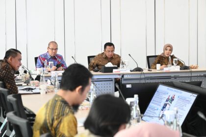 Direktur Utama Pertamina Nicke Widyawati saat memberikan pemaparan pada Rapat Umum Pemegang Saham (RUPS) Tahunan Pertamina di Lantai 21 Kementerian BUMN, Jakarta, Senin (10/6/2024). Foto: Dok Pertamina