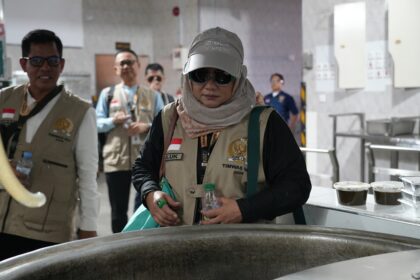 Anggota Timwas Haji DPR, Luluk Nur Hamidah, saat mengecek bahan makanan untuk jemaah haji Indonesia di Madinah, Sabtu (8/6/2024). Foto: parlementaria