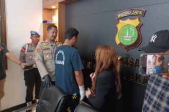 Kapolsek Pasar Rebo, Kompol Haris Akhmat Basuki meminta keterangan pelaku penganiayaan E, 34, dalam gelar kasus dan barang bukti di Mapolsek Pasar Rebo, Jakarta Timur, Selasa (25/6/2024). Foto: Joesvicar Iqbal/ipol.id