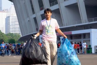 Menyambut kemeriahan pertandingan Tim Nasional Sepakbola Indonesia (Timnas Garuda) melawan Irak, Bank Mandiri mengambil inisiatif dengan melakukan bersih-bersih sampah di sekitar Stadion Utama Gelora Bung Karno (SUGBK) dalam laga kualifikasi Piala Dunia 2026. Foto: Bank Mandiri