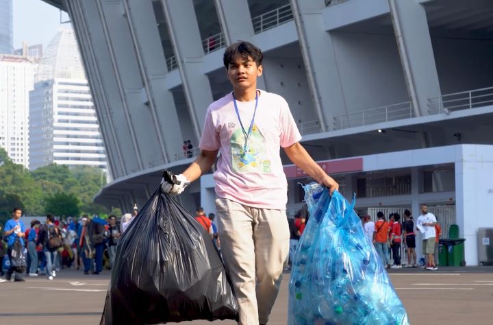 Menyambut kemeriahan pertandingan Tim Nasional Sepakbola Indonesia (Timnas Garuda) melawan Irak, Bank Mandiri mengambil inisiatif dengan melakukan bersih-bersih sampah di sekitar Stadion Utama Gelora Bung Karno (SUGBK) dalam laga kualifikasi Piala Dunia 2026. Foto: Bank Mandiri