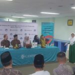 Salah satu siswi sekolah yang berada di naungan Yayasan Pesantren Islam Al Azhar (YPIA) memperlihatkan kemampuannya berbahasa Inggris. Yayasan Pesantren Islam Al Azhar meperluas kerja sama dengan Cambridge University, Kamis (6/6/2024). Foto: Ahmad/ipol.id