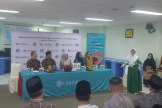 Salah satu siswi sekolah yang berada di naungan Yayasan Pesantren Islam Al Azhar (YPIA) memperlihatkan kemampuannya berbahasa Inggris. Yayasan Pesantren Islam Al Azhar meperluas kerja sama dengan Cambridge University, Kamis (6/6/2024). Foto: Ahmad/ipol.id