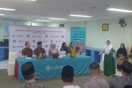 Salah satu siswi sekolah yang berada di naungan Yayasan Pesantren Islam Al Azhar (YPIA) memperlihatkan kemampuannya berbahasa Inggris. Yayasan Pesantren Islam Al Azhar meperluas kerja sama dengan Cambridge University, Kamis (6/6/2024). Foto: Ahmad/ipol.id