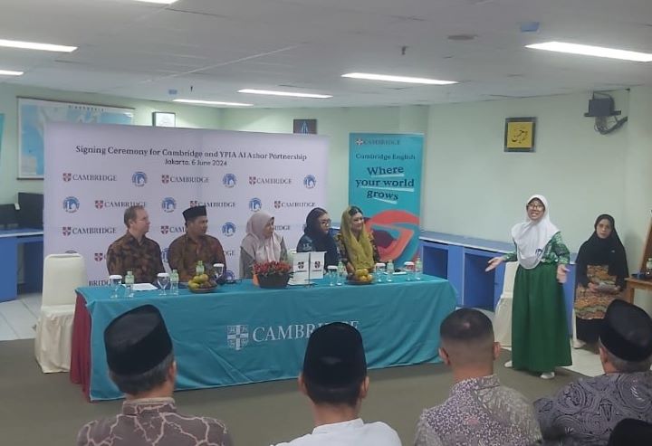 Salah satu siswi sekolah yang berada di naungan Yayasan Pesantren Islam Al Azhar (YPIA) memperlihatkan kemampuannya berbahasa Inggris. Yayasan Pesantren Islam Al Azhar meperluas kerja sama dengan Cambridge University, Kamis (6/6/2024). Foto: Ahmad/ipol.id